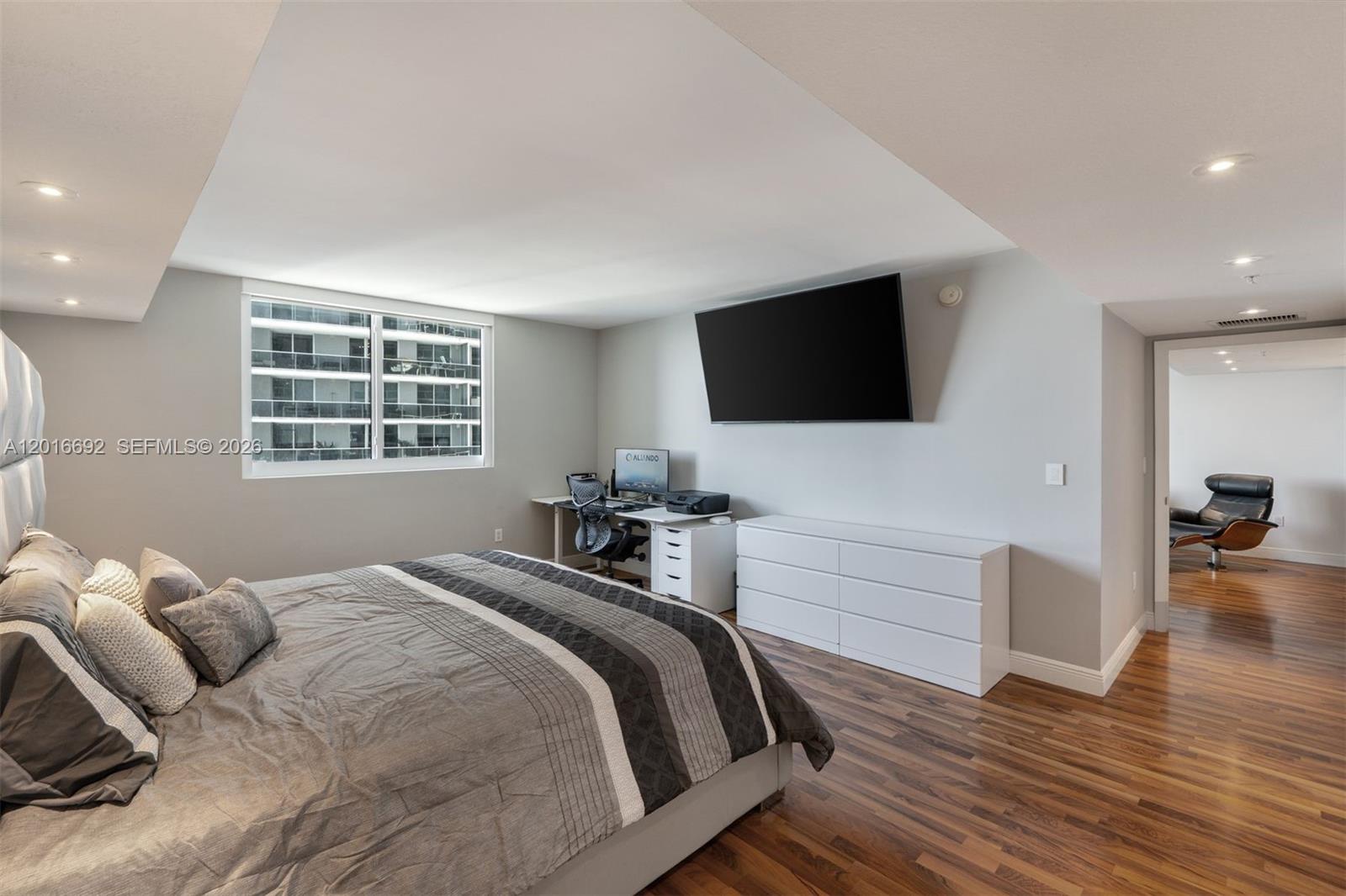 1800 CLUB CONDO - Residential Lease