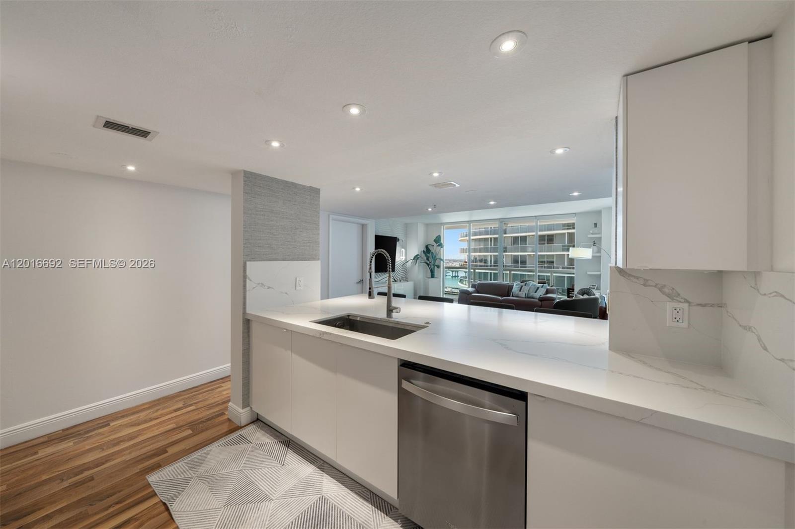 1800 CLUB CONDO - Residential Lease
