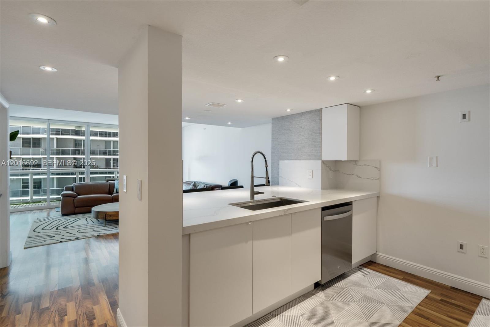 1800 CLUB CONDO - Residential Lease