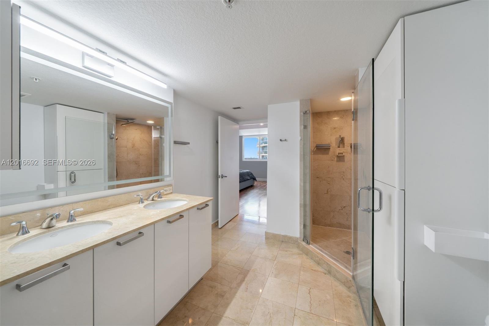 1800 CLUB CONDO - Residential Lease