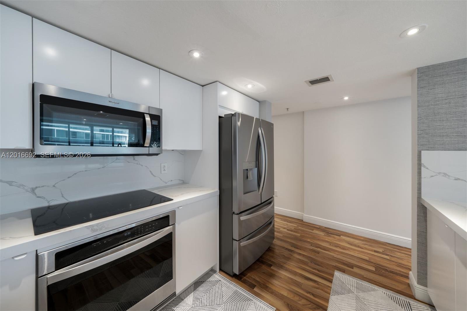 1800 CLUB CONDO - Residential Lease