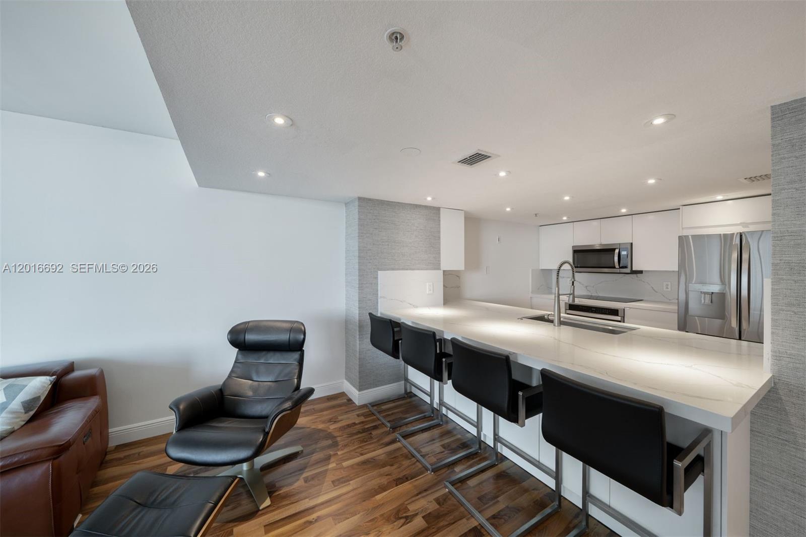 1800 CLUB CONDO - Residential Lease