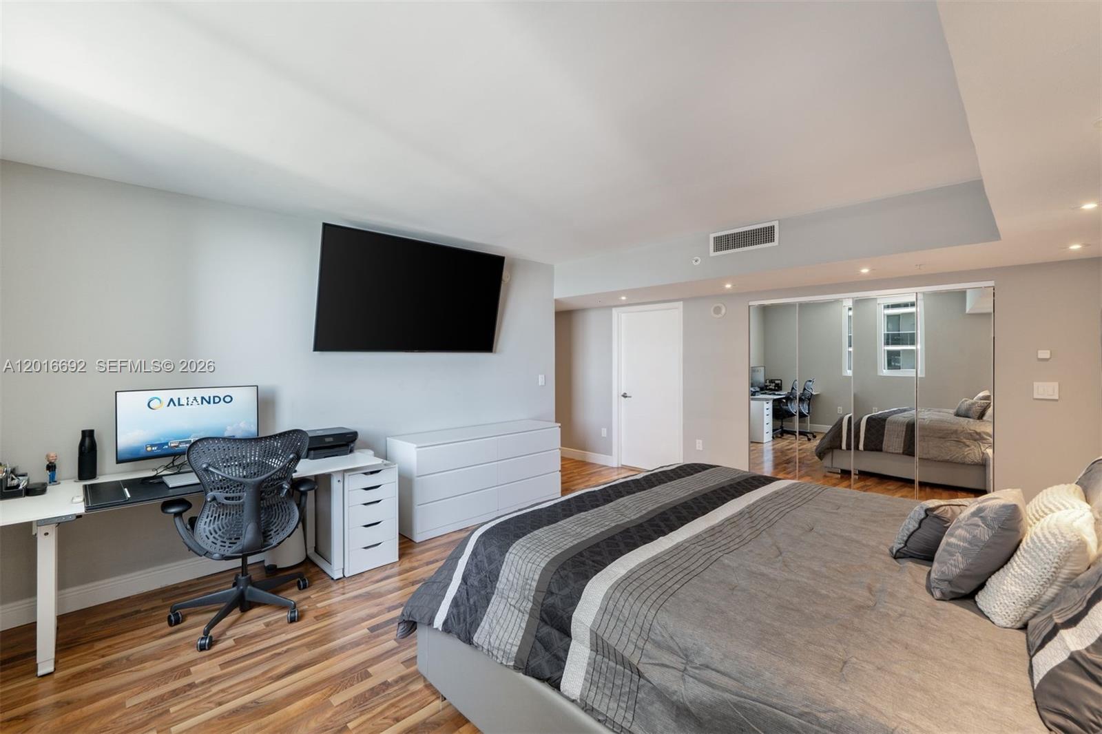 1800 CLUB CONDO - Residential Lease