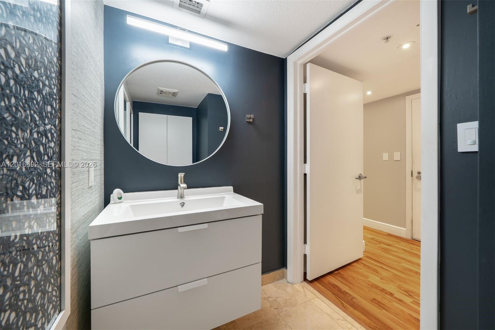 1800 CLUB CONDO - Residential Lease