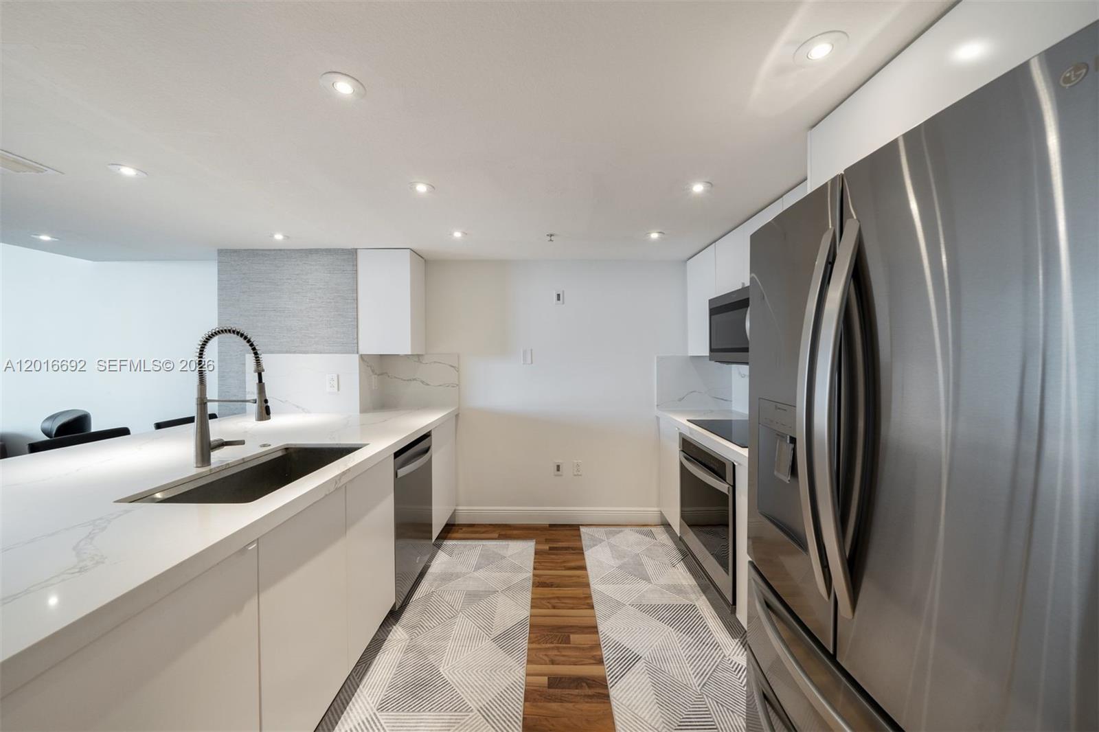 1800 CLUB CONDO - Residential Lease