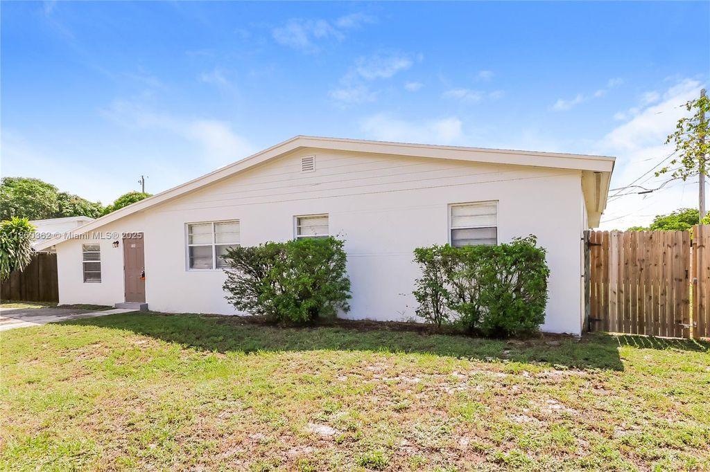 Photo of 1116 S 14th Ct, Lantana, FL 33462 (MLS # A11860362)