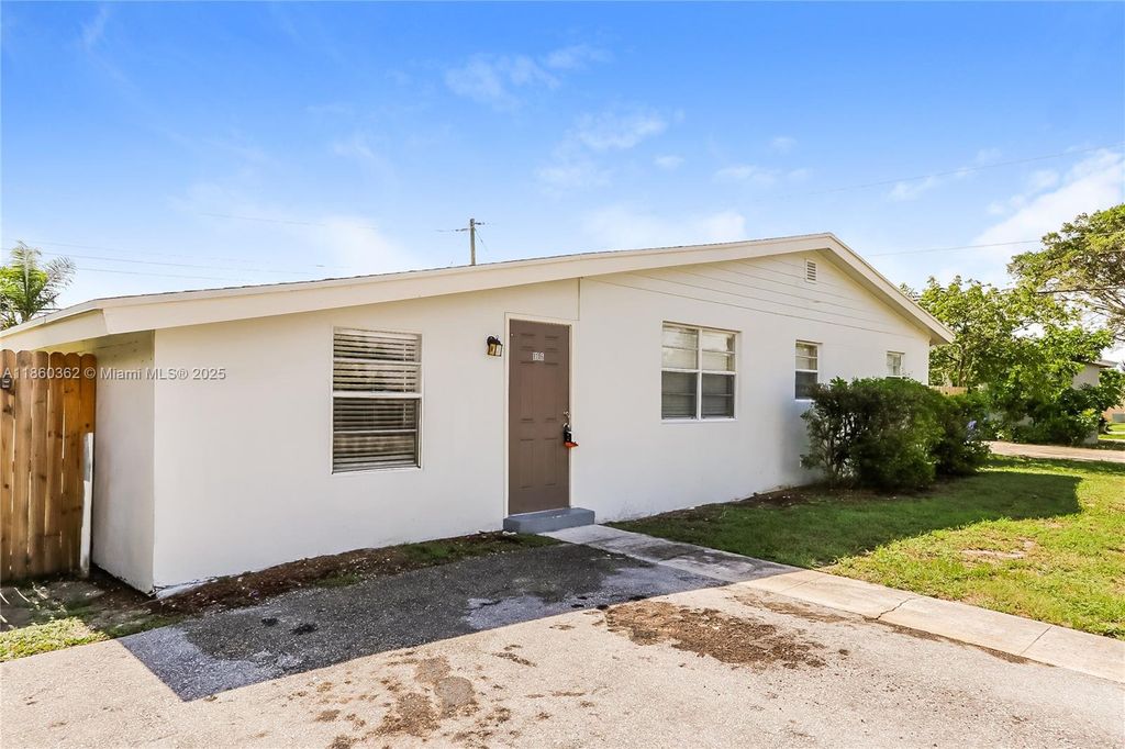 Photo of 1116 S 14th Ct, Lantana, FL 33462 (MLS # A11860362)