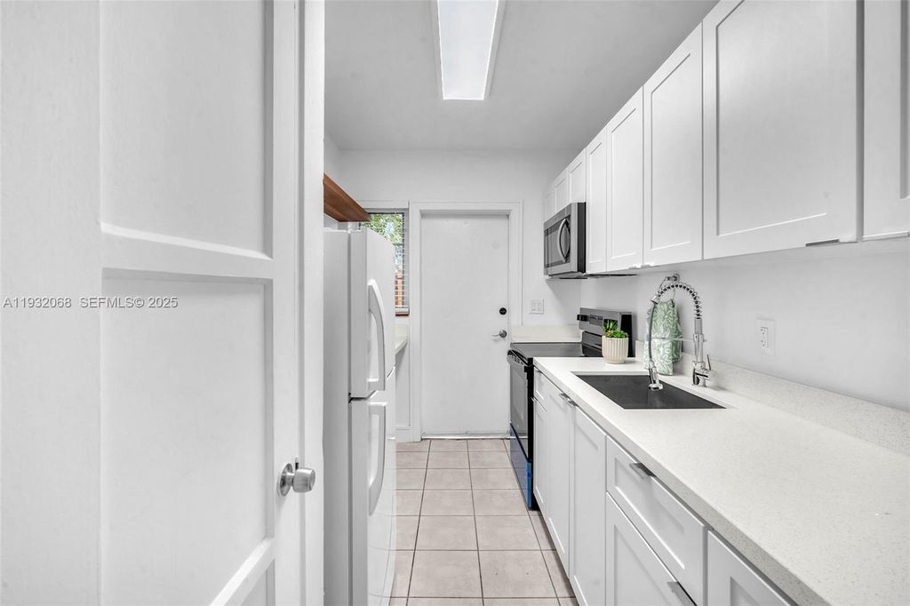 Photo of 401 SE 14th Ct #3, Fort Lauderdale, FL 33316 (MLS # A11932068)