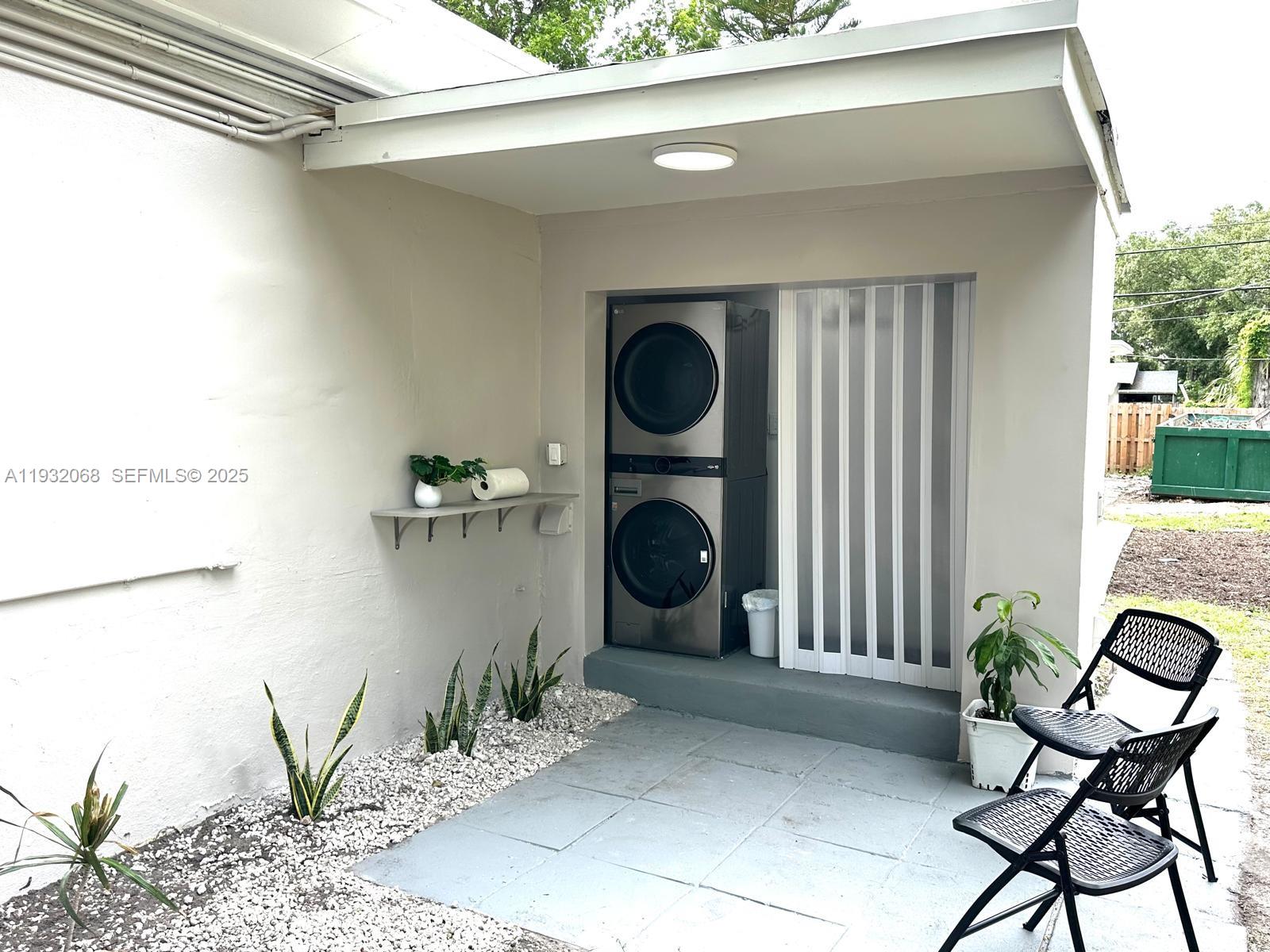 LAUDERDALE - Residential Lease