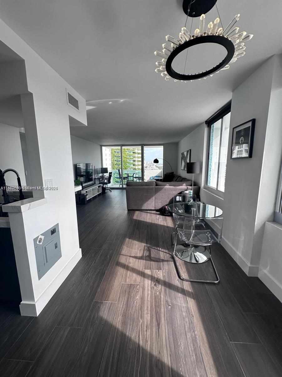 1200 West Ave 916