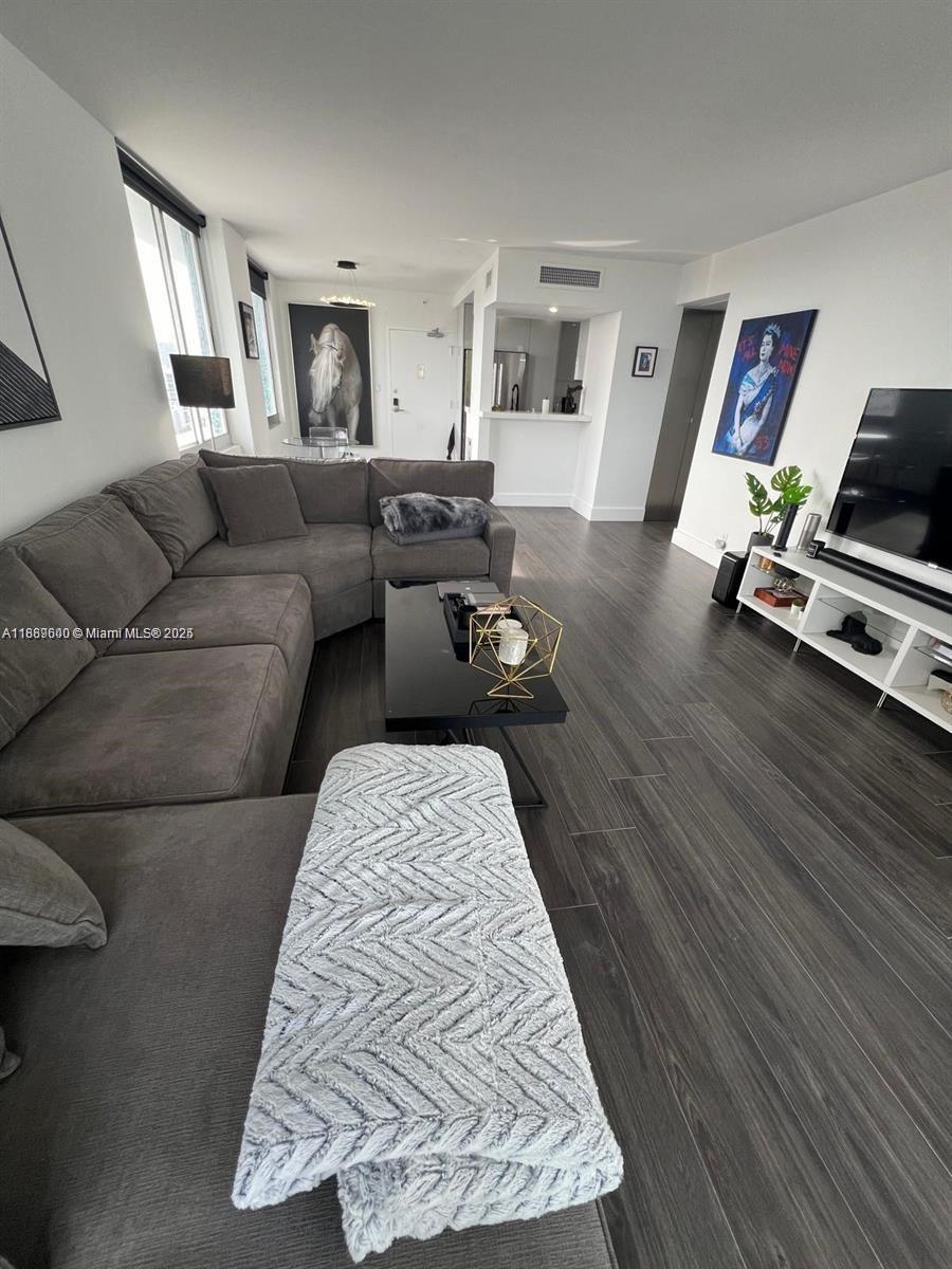 1200 West Ave 916