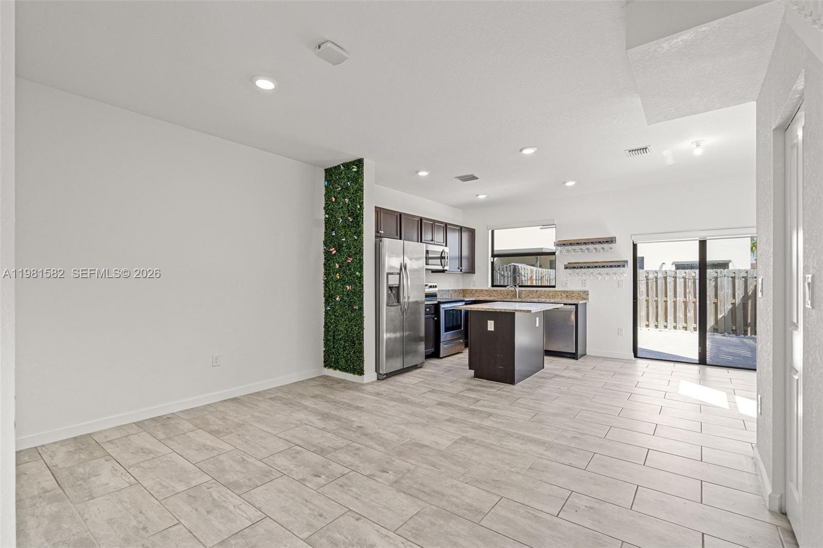 COCO PALM VILLAS - Residential Lease