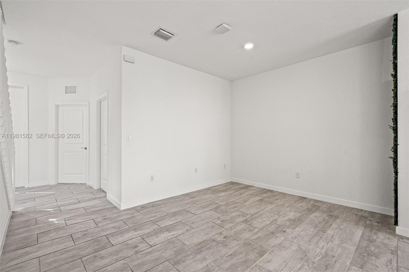 COCO PALM VILLAS - Residential Lease