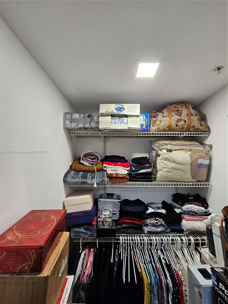 THE OAKS I CONDO - Residential