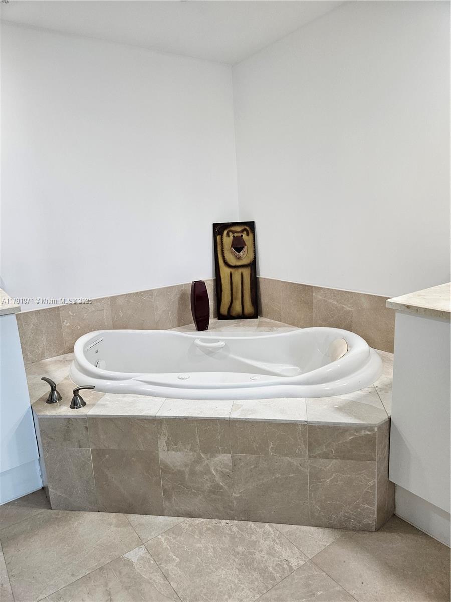 THE OAKS I CONDO - Residential