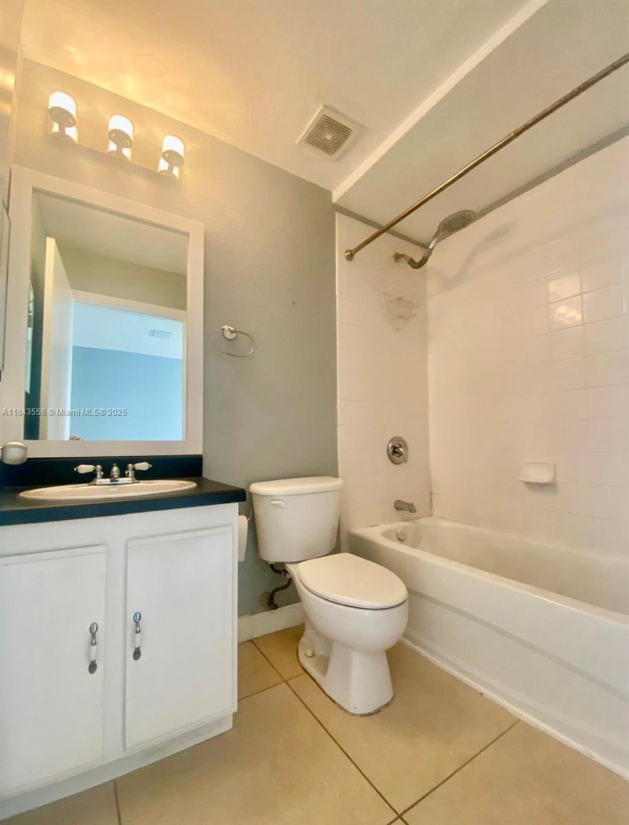 AQUA VISTA TOWNHOMES COND - Residential Lease