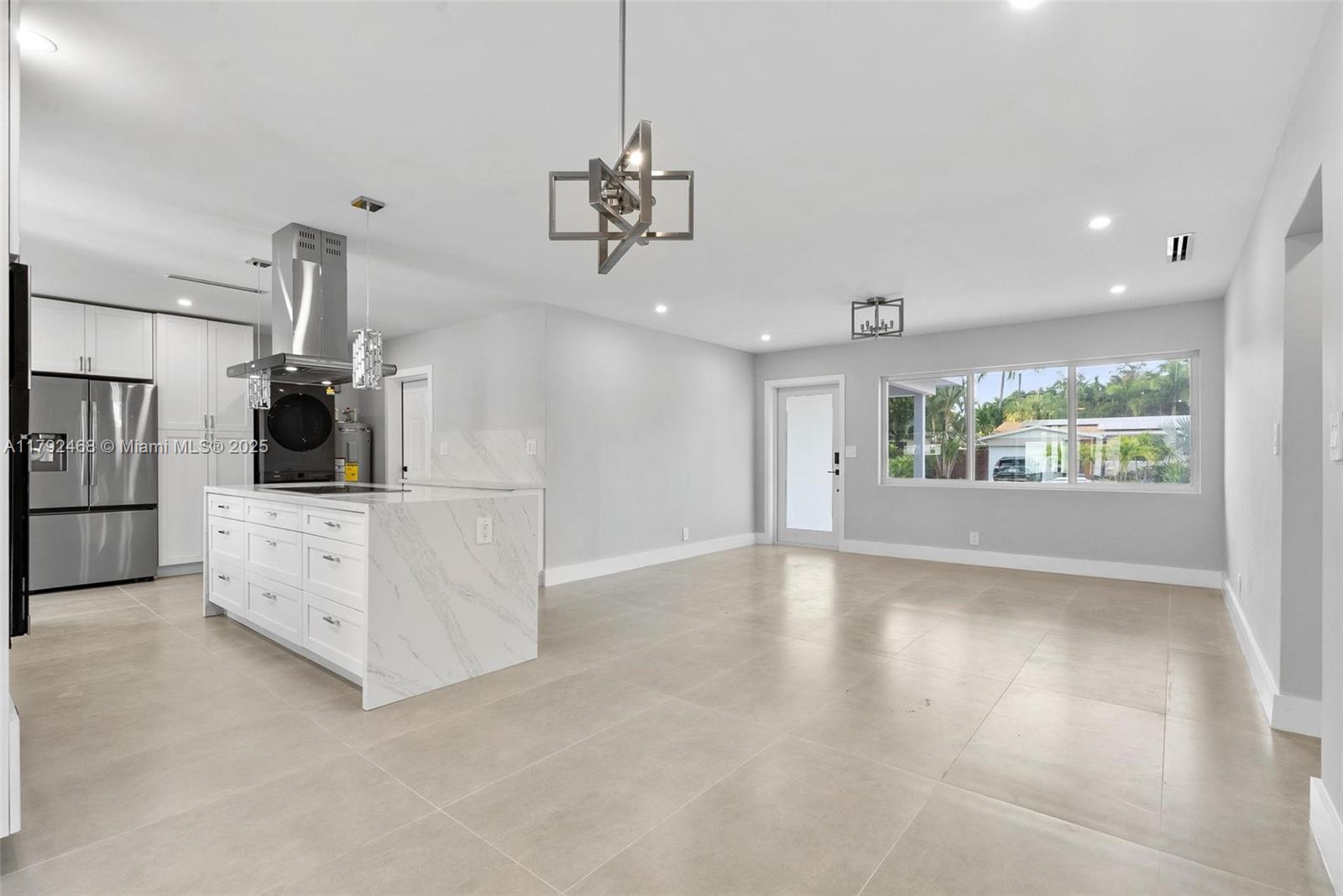 TROPICAL MANORS - Residential
