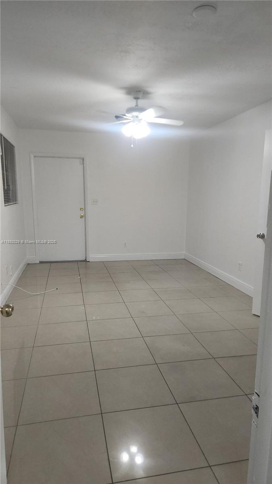 FRESHLY REMODELED APARTMENT IN THE HEART OF SUNRISE NEAR SHOPS BUSINESS AND MORE. PLENTY OF SPACE FOR. A LARGE FAMILY COME SEE TODAY.
