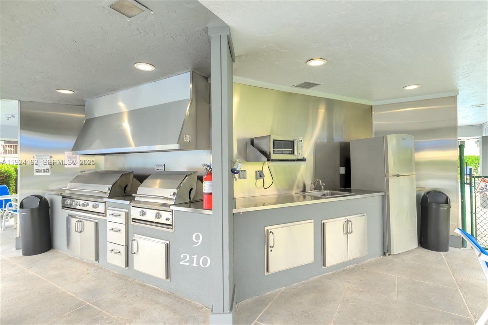 HOLLYBROOK GOLF AND - Residential