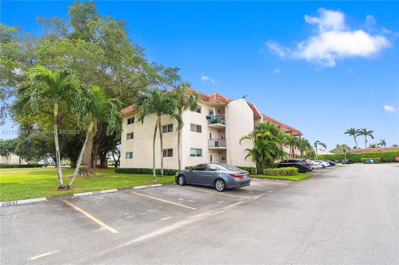HOLLYBROOK GOLF AND - Residential