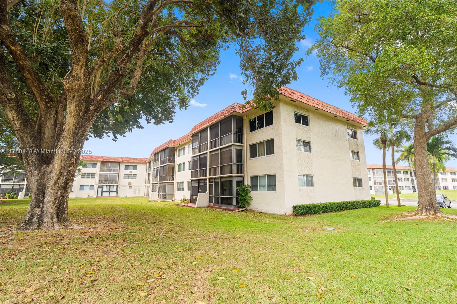 HOLLYBROOK GOLF AND - Residential