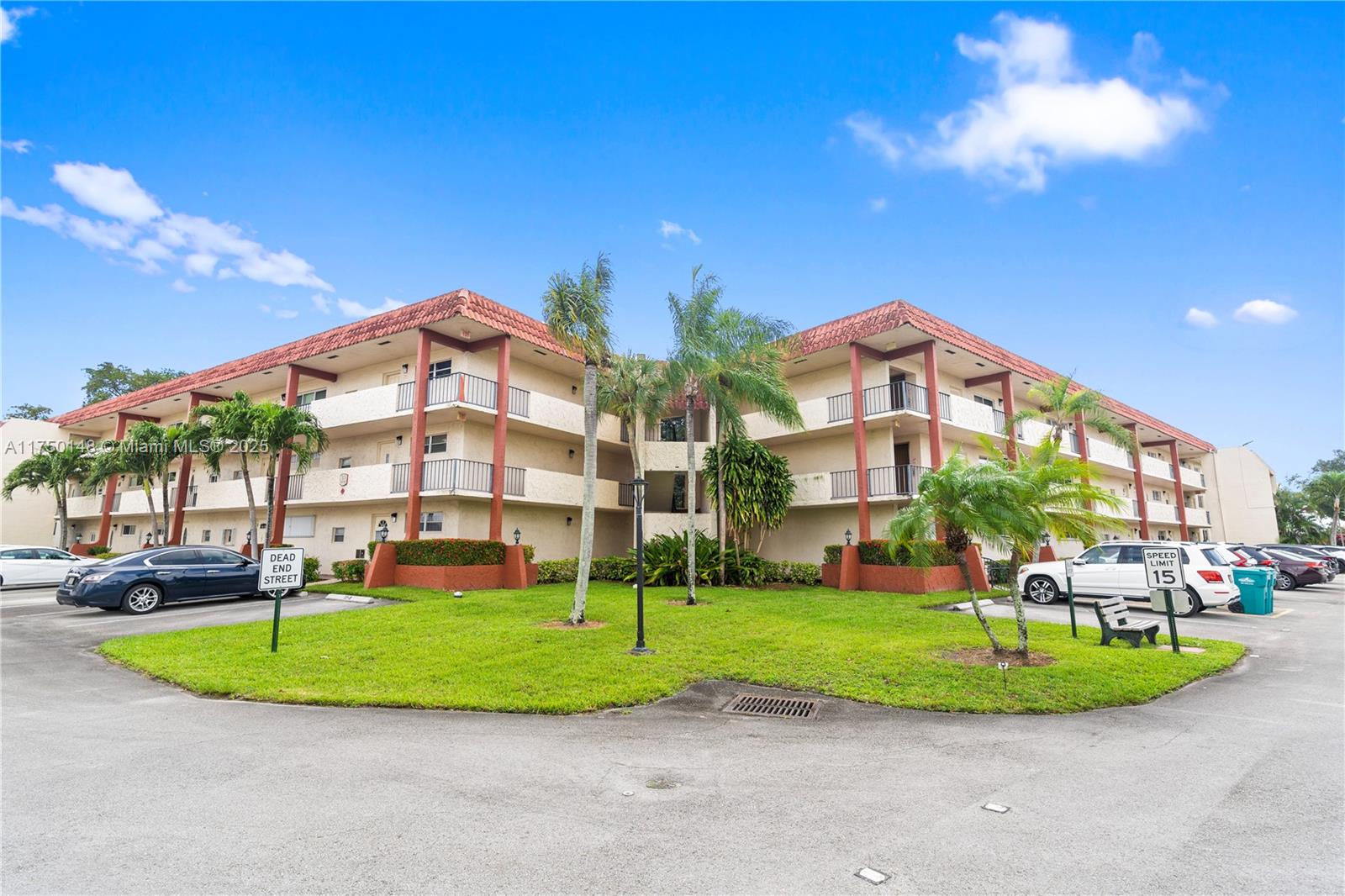 HOLLYBROOK GOLF AND - Residential