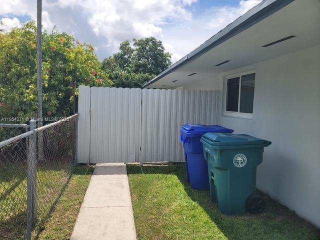 AMPLE STUDIO IN THE HEART OF MIAMI!!! Completely remodel studio with beautiful granite floors and all utilities included. One assigned parking.