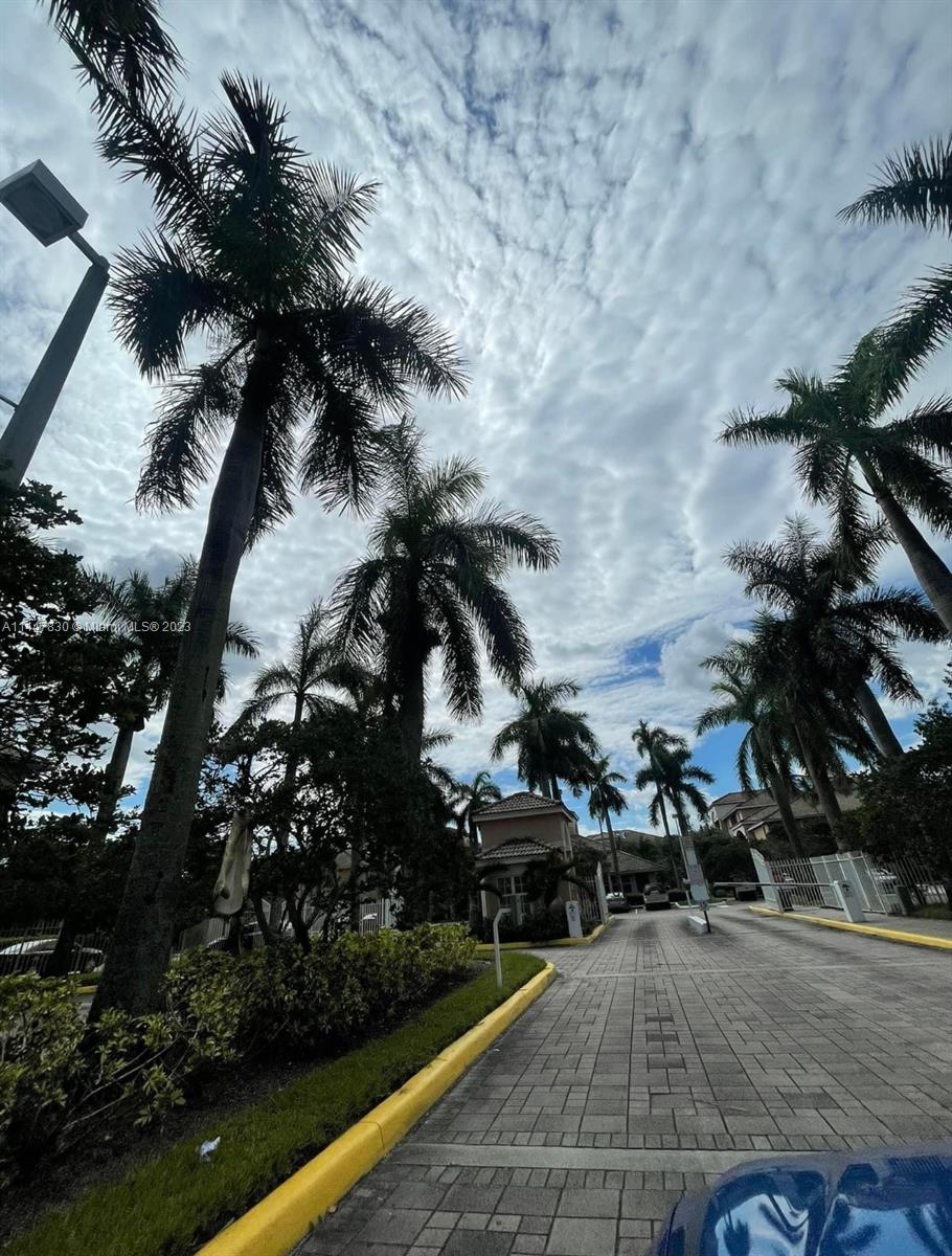 Furnished master bedroom, with private bath, and reserved parking. ??
Master Room includes a brand new furniture including: new king sized bed, 2 dressers (one with a mirror), a glass desk with a chair, and a night stand. ???
The other bedroom is unfurnished. ?? Please DM with any questions. Includes water, wifi, and electricity.
Located in Davie right behind the ?? NSU dorms. ??
SW 39th street and College Avenue
Washer/Dryer in Unit and Kitchen has new granite countertops.
Only first month and security deposit to move in.