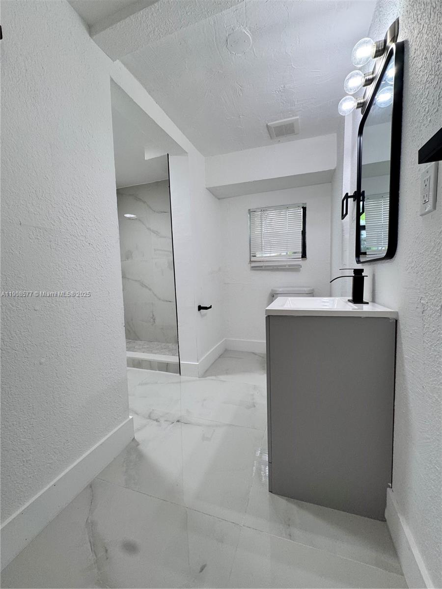 N MIAMI ESTATES - Residential Lease