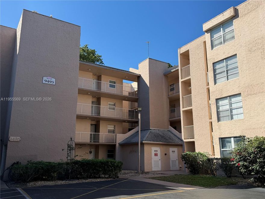 Ground-floor 2/2 in Pine Island Ridge Country Club with gorgeous golf views! Includes mandatory club membership with access to 2 restaurants (formal + sports bar), golf, pools, tennis, pickleball, bocce, basketball, saunas, BBQs, and more. Spacious layout, steps from the fairways. Golf bag storage included! Walk to Publix, shops, dining, and movie theater—two plazas at the entrance. Near Nova Southeastern and major highways: 595, Turnpike, I-95, I-75. Resort living in the heart of Davie!