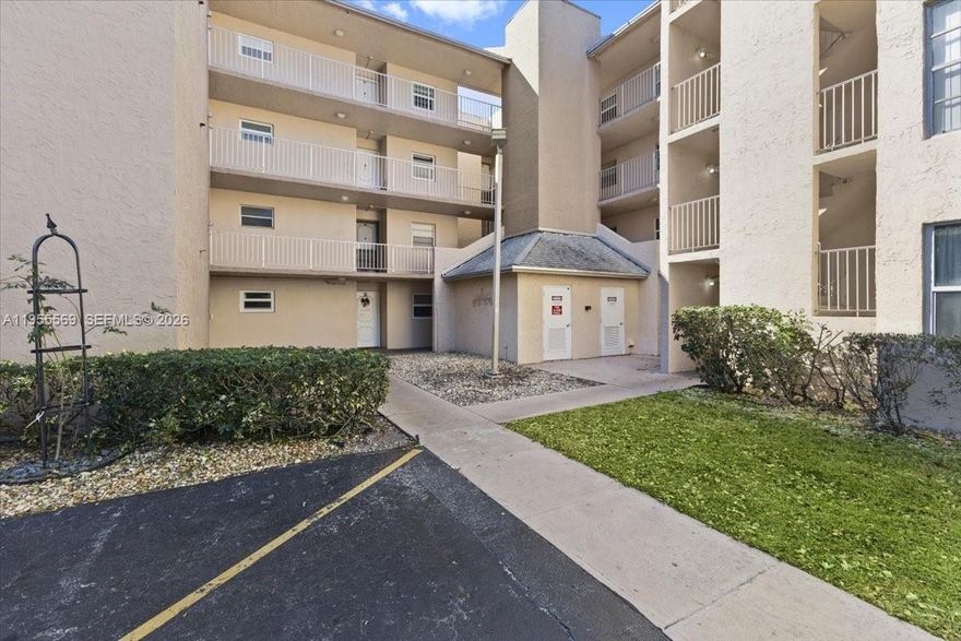 Ground-floor 2/2 in Pine Island Ridge Country Club with gorgeous golf views! Includes mandatory club membership with access to 2 restaurants (formal + sports bar), golf, pools, tennis, pickleball, bocce, basketball, saunas, BBQs, and more. Spacious layout, steps from the fairways. Golf bag storage included! Walk to Publix, shops, dining, and movie theater—two plazas at the entrance. Near Nova Southeastern and major highways: 595, Turnpike, I-95, I-75. Resort living in the heart of Davie!