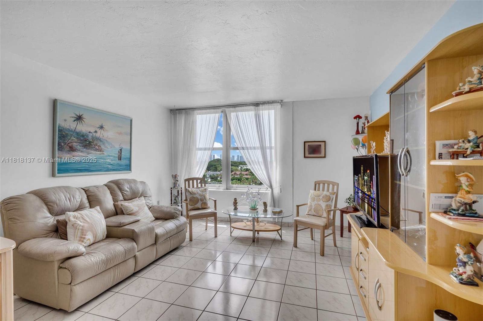 2899 Collins Ave 946