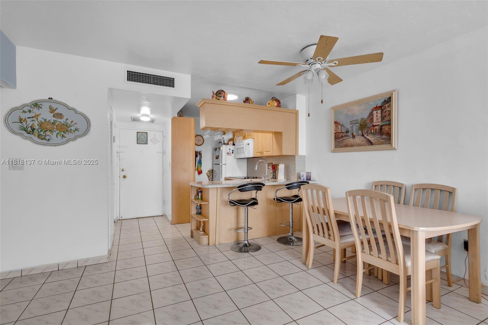 2899 Collins Ave 946