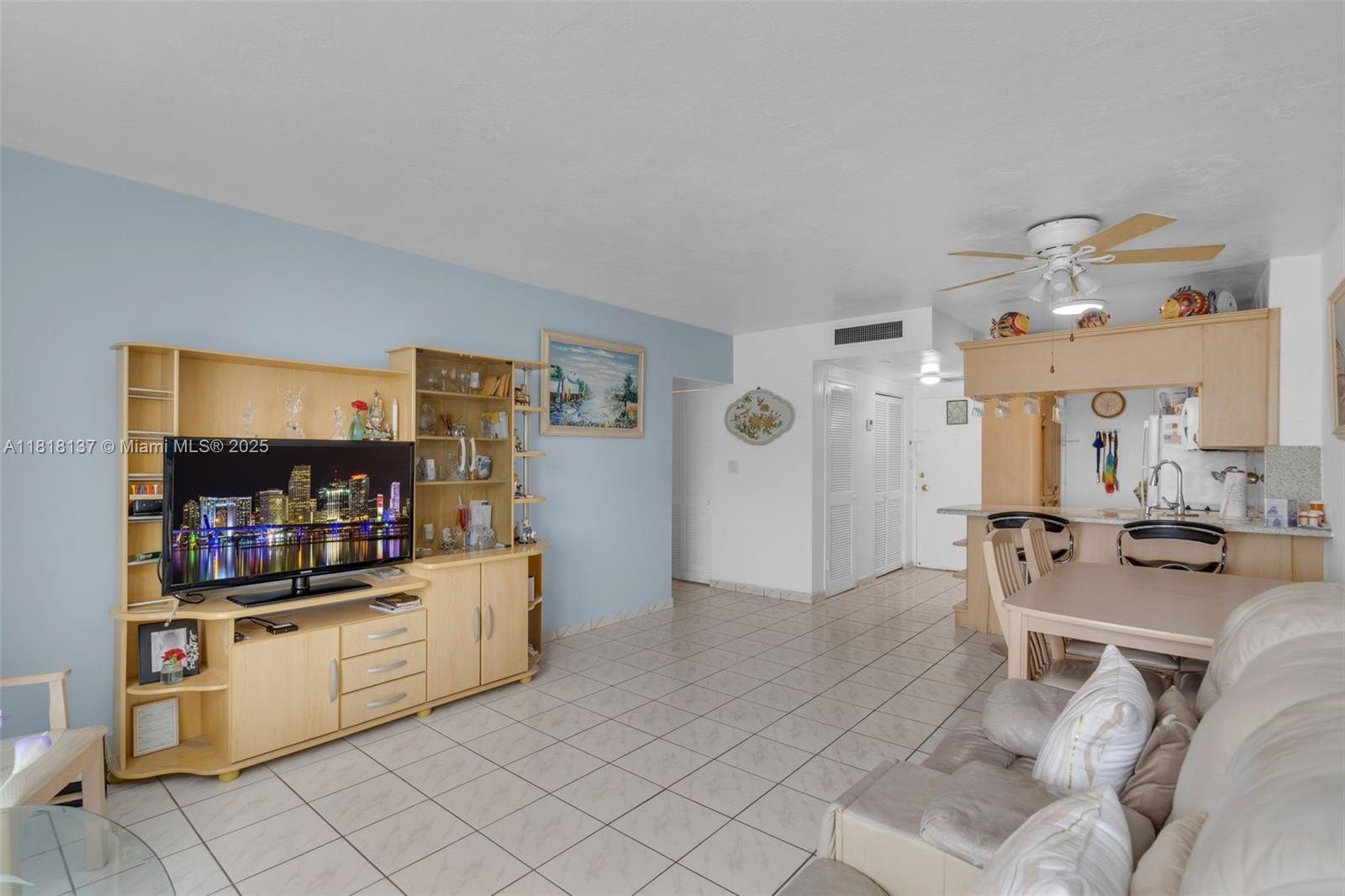2899 Collins Ave 946