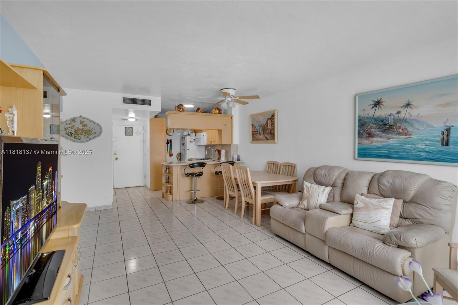 2899 Collins Ave 946
