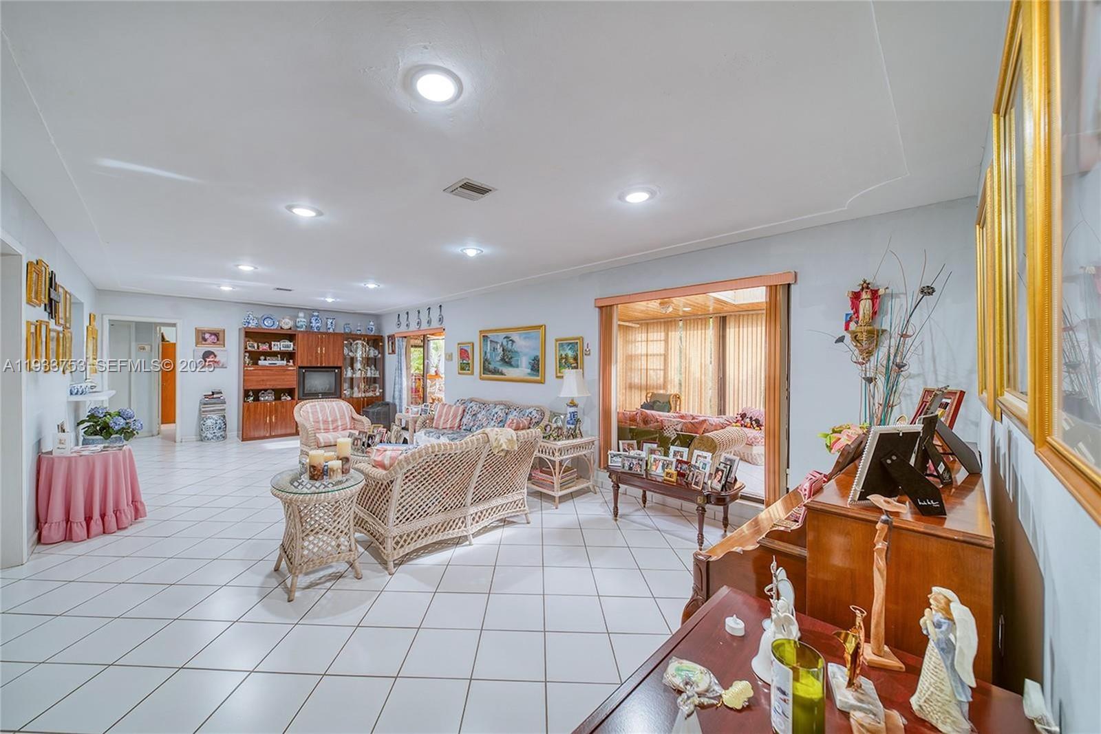 INTAG GARDENS - Residential