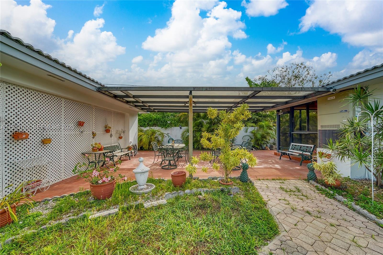 INTAG GARDENS - Residential