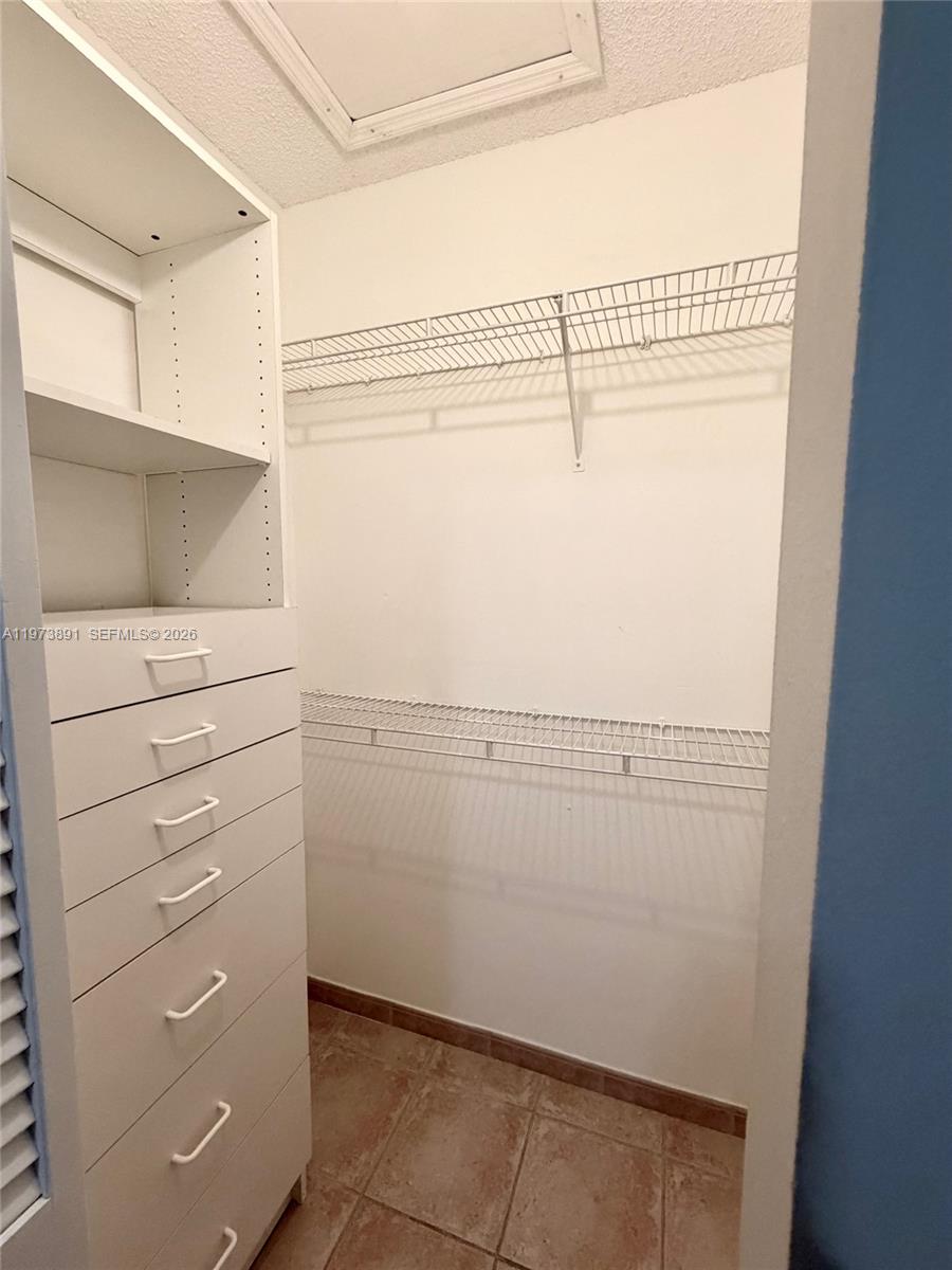 THE OAKVIEW CONDO NO 5 - Residential Lease