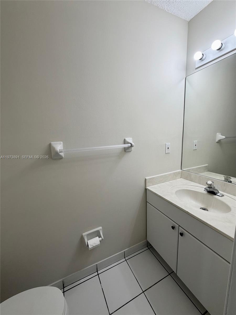 THE OAKVIEW CONDO NO 5 - Residential Lease