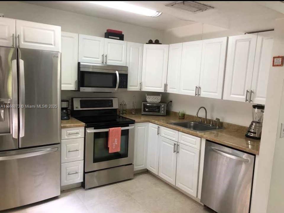 Discover comfort and convenience in this lovely one-bedroom apartment, located in a peaceful gated community. Enjoy a spacious living and dining area, perfect for relaxing or entertaining.
You'll be close to everything—just minutes from Pembroke Mall, Publix, Walmart, and Memorial Hospital. Shopping, dining, and essential services are all within easy reach.
Utilities Included: Water, electricity, and internet
Shared Laundry: Convenient laundry facilities in the patio area
Secure Living: Approval required via association screening process
Ready to move in—contact me for more details or to schedule a showing!