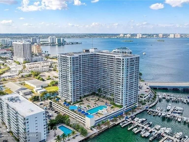 THE GRANDVIEW PALACE COND - Residential Lease