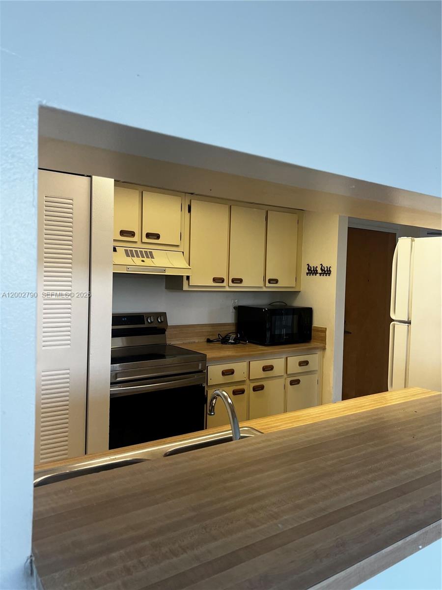 THE GRANDVIEW PALACE COND - Residential Lease