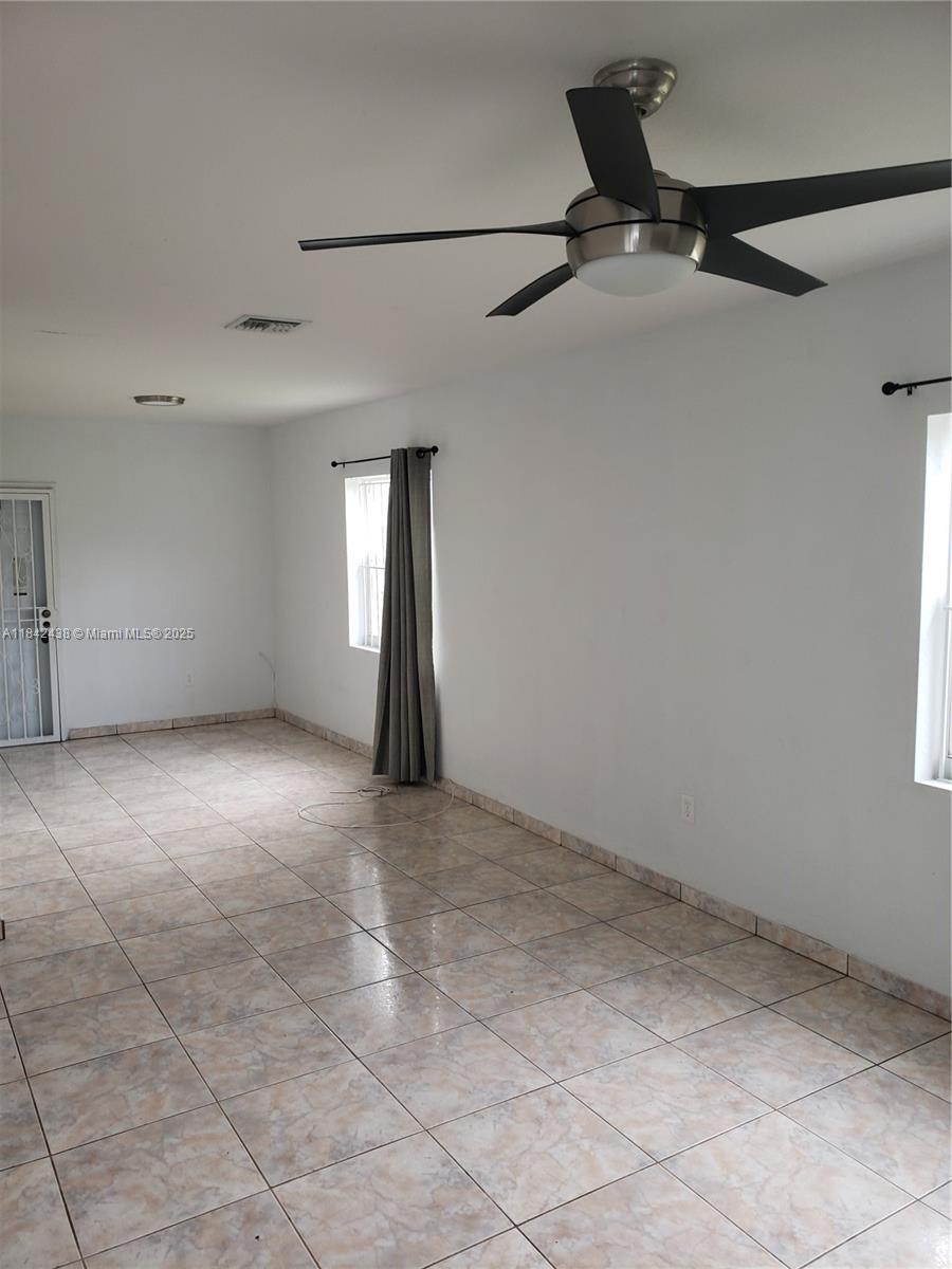 Very Large 4 bedrooms/ 2 bathrooms Townhouse at Sunset Palms Villas. Corner units with view on the park accross - the street. The unit has been recently upgraded and renovated. Perfect for a large family