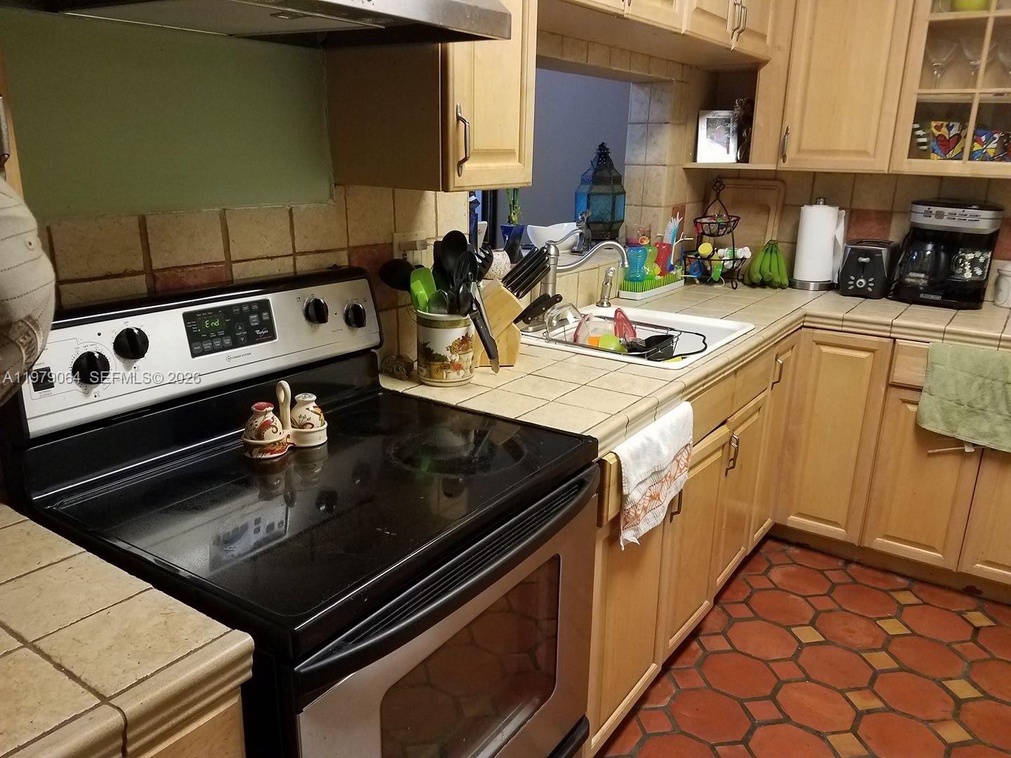 HORIZONS WEST CONDO #3 - Residential Lease