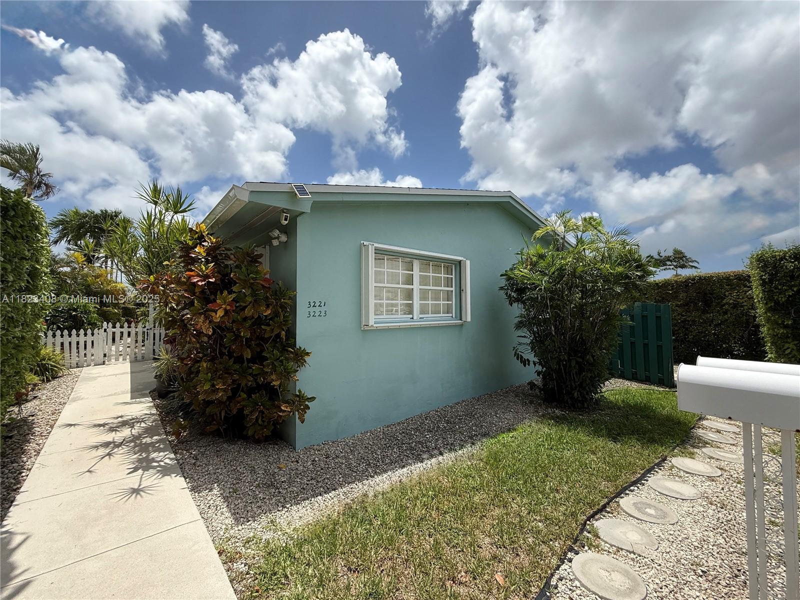 3223 Sw 91st Ave 3221, Miami, Broward County, Florida - 2 Bedrooms  
1 Bathrooms - 