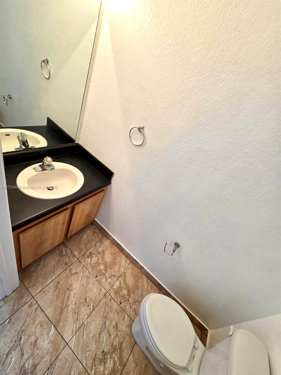 AQUA VISTA TOWNHOMES COND - Residential