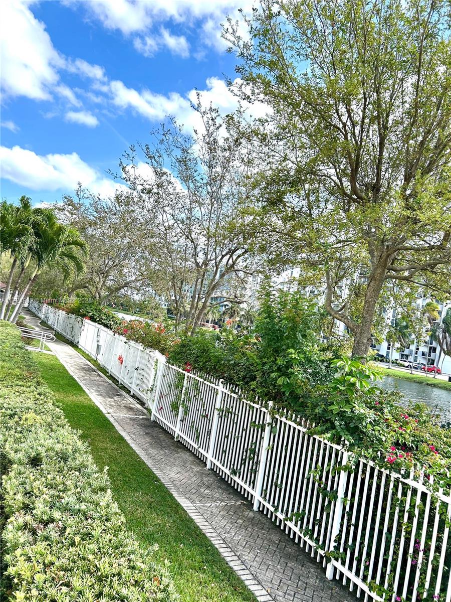 AQUA VISTA TOWNHOMES COND - Residential