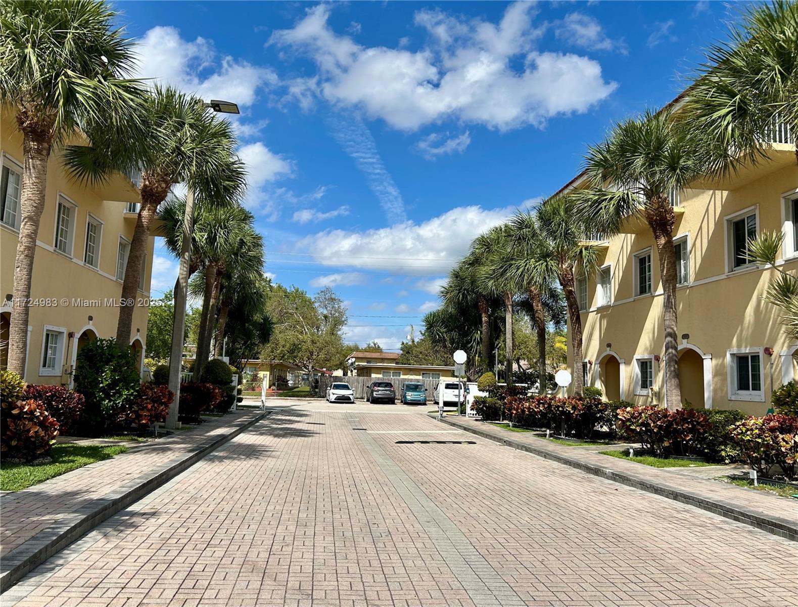 AQUA VISTA TOWNHOMES COND - Residential
