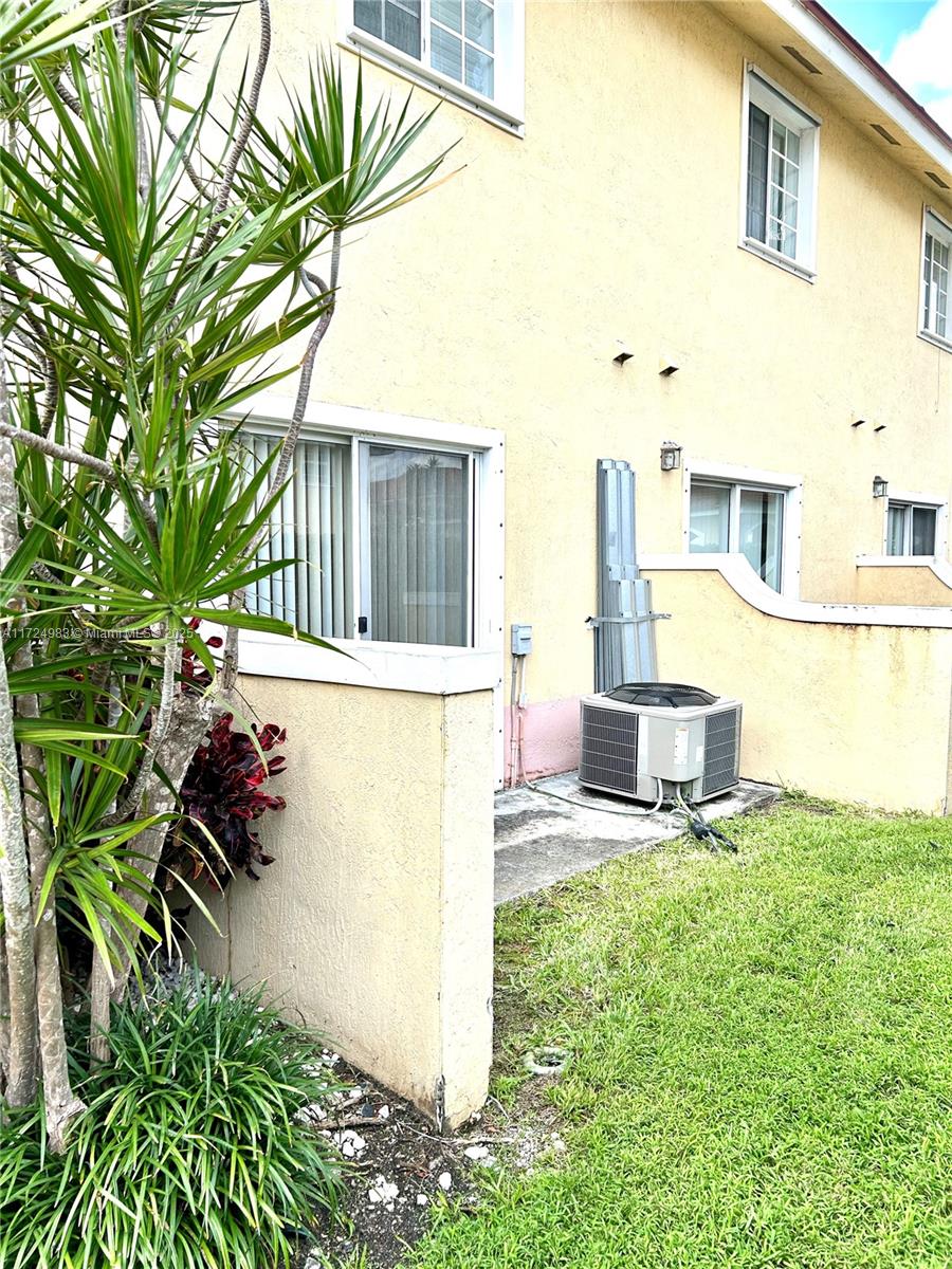 AQUA VISTA TOWNHOMES COND - Residential