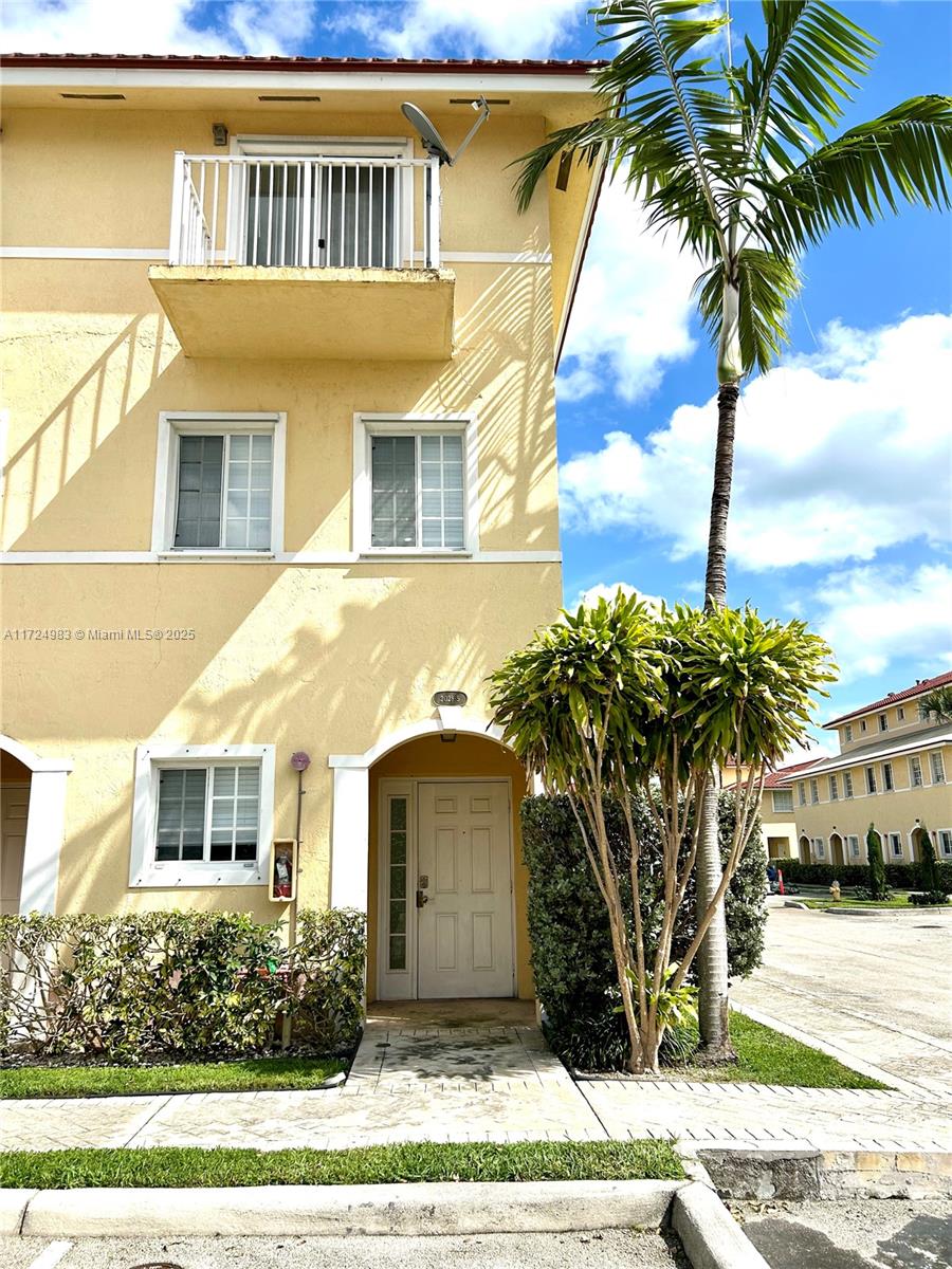 AQUA VISTA TOWNHOMES COND - Residential